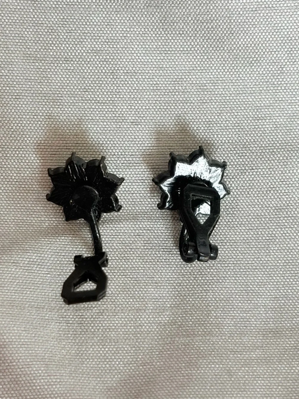 Women's Flower Stud Fashion Earrings Rhinestones Gun Metal Gray Unbranded